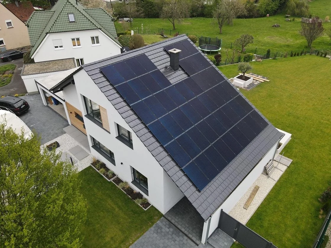 Wohnhaus mit Photovoltaikanlage auf dem Dach